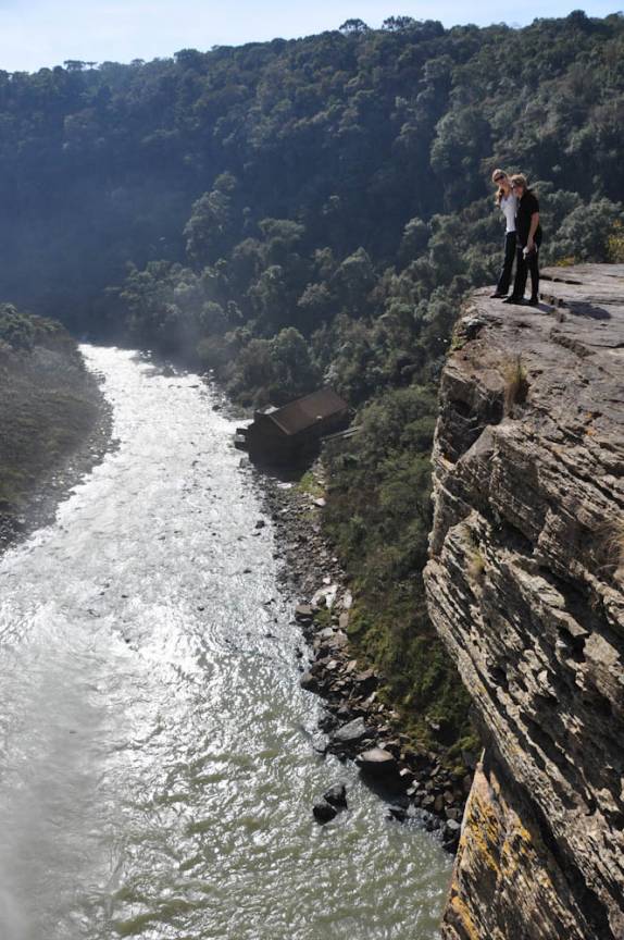 Observando o canyon abaixo do Salto Barão do Rio Branco, em Prudentópolis - PR